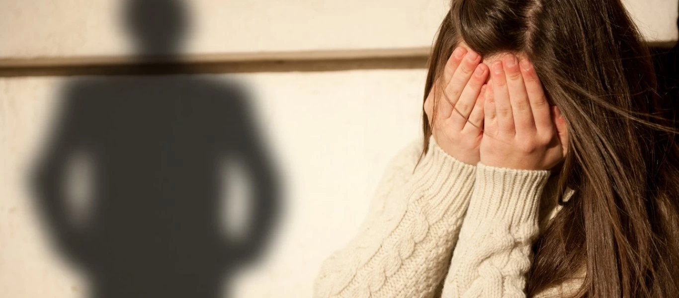 Στη φυλακή ο πατέρας που άφηνε τους φίλους του να ασελγούν στην ΑμεΑ κόρη του - Τι λέει ο δικηγόρος της οικογένειας